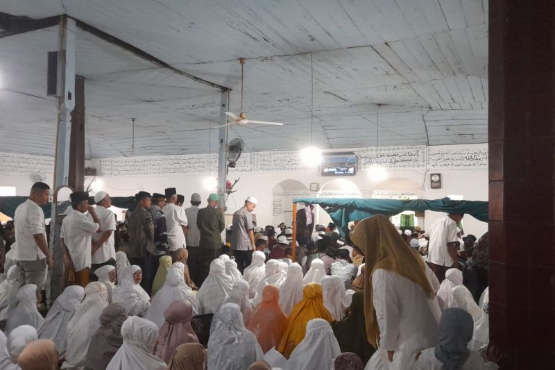 Jamaah Surau di Pasaman Barat Sumbar laksanakan shalat Idul Fitri Selasa pagi