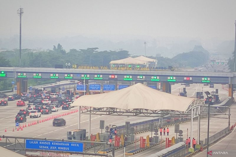 Pemudik diimbau jaga kecepatan di tol Jakarta-Cikampek mendung berkabut