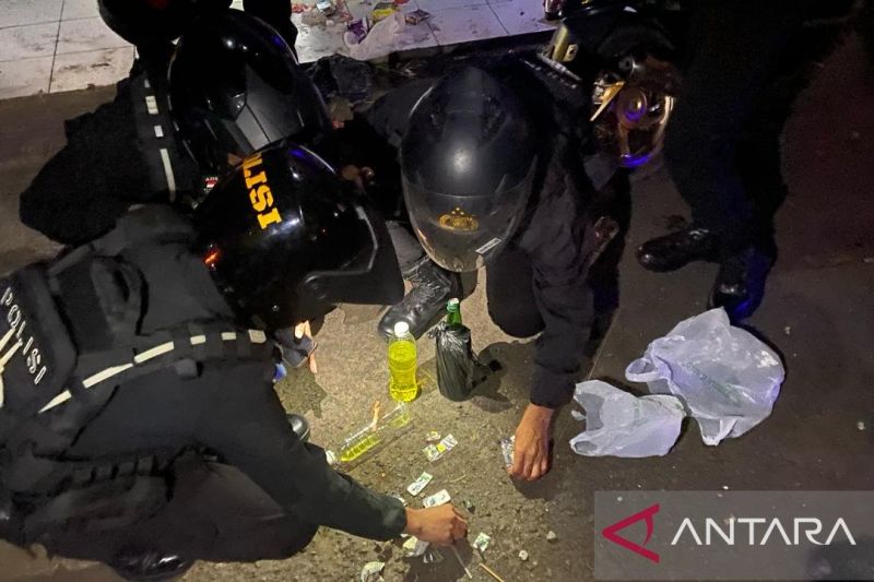 Belasan remaja Cianjur pesta miras dan obat terlarang dibawa ke Polres