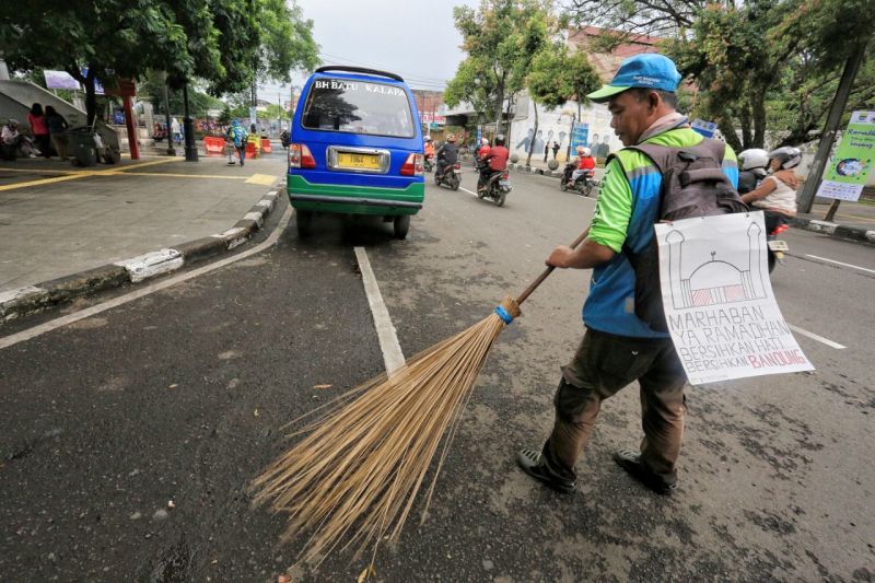 Kota Bandung siagakan 993 petugas penanganan sampah saat malam takbiran