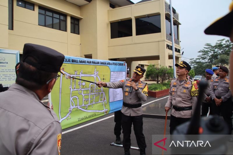 Tim gabungan pengamanan takbir di Cianjur lakukan penyekatan konvoi kendaraan