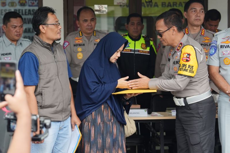 Kapolri beri santunan tali asih untuk korban kecelakaan jalan tol Japek KM 58