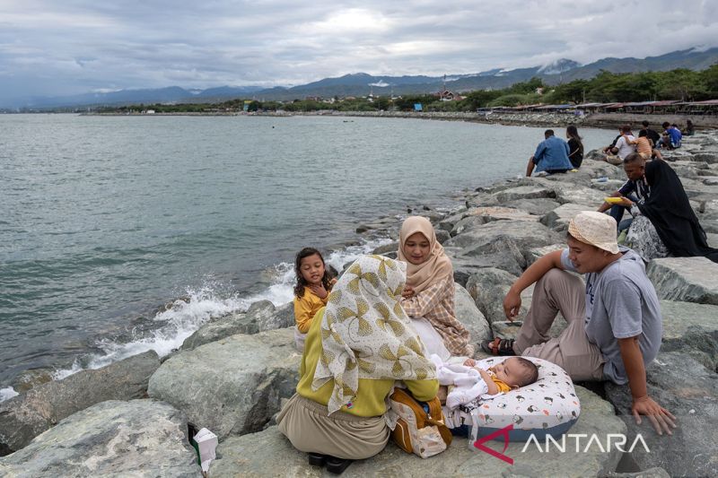 Libur lebaran di Pantai Kampung Nelayan Palu