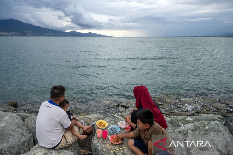 Libur lebaran di Pantai Kampung Nelayan Palu