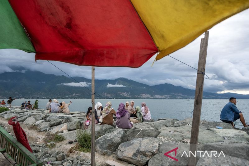 Libur lebaran di Pantai Kampung Nelayan Palu