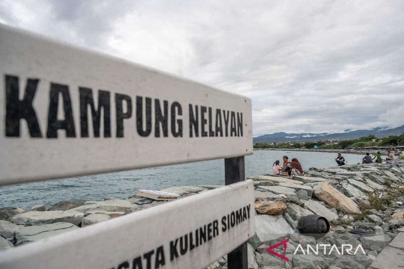 Libur lebaran di Pantai Kampung Nelayan Palu