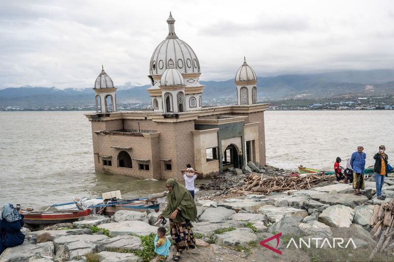 Wisata masjid terapung bekas tsunami di Palu