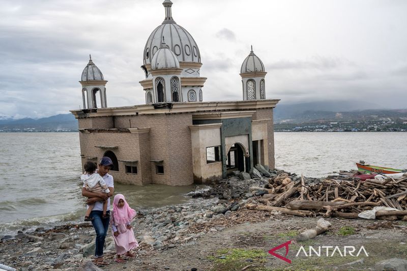 Wisata masjid terapung bekas tsunami Palu