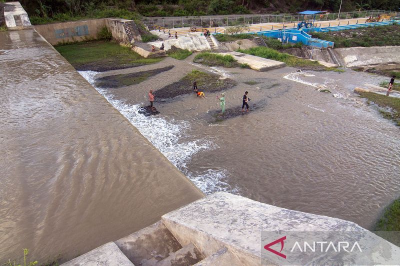 Wisata lebaran di Cek Dam Lewara Sigi