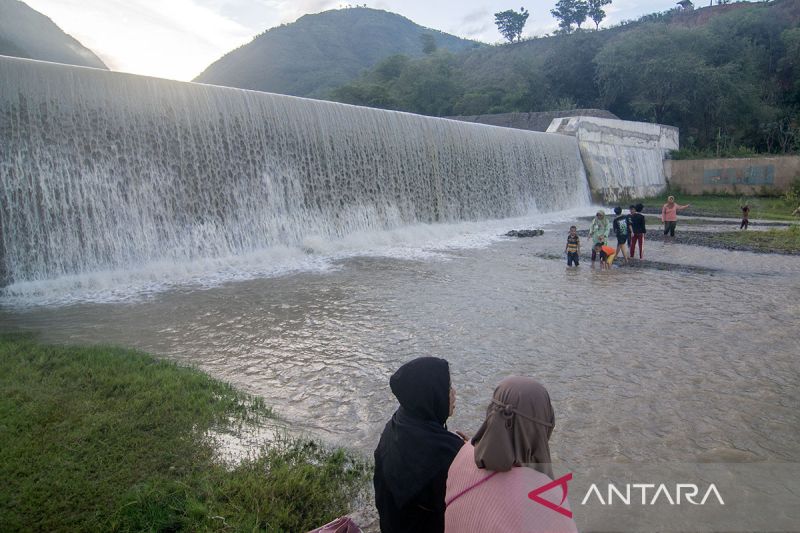 Wisata lebaran di Cek Dam Lewara Sigi