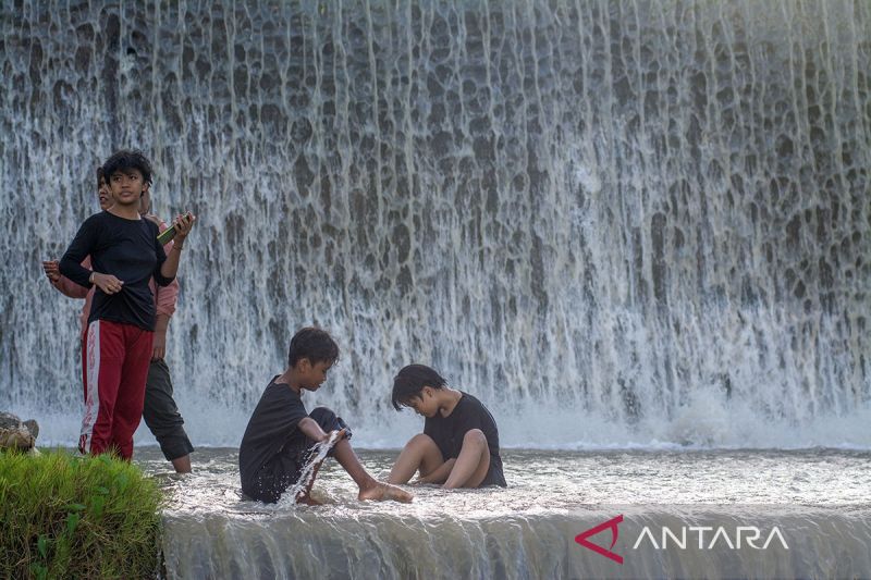 Wisata lebaran di Cek Dam Lewara Sigi