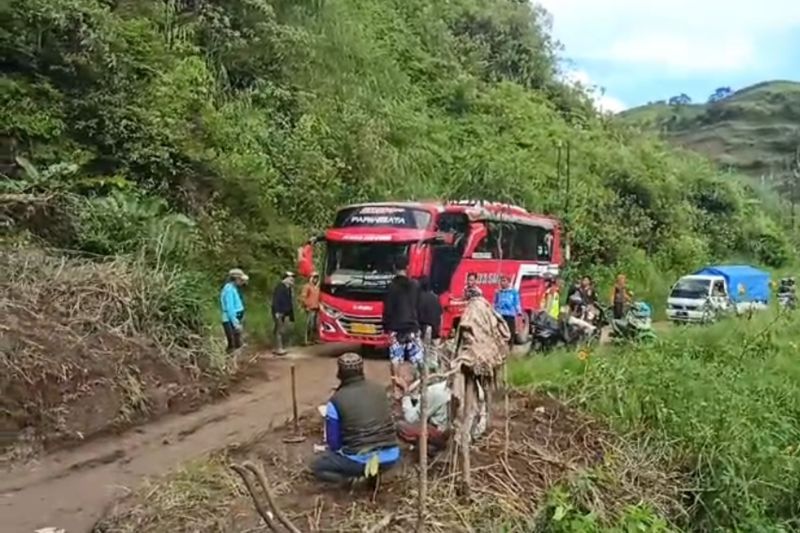 Polisi atur jalur mudik Banjarwangi di Garut yang tertutup material longsor