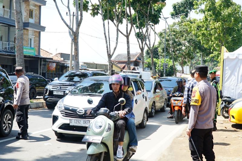 Polisi rekayasa lalu lintas untuk urai kemacetan di Ciwidey Bandung