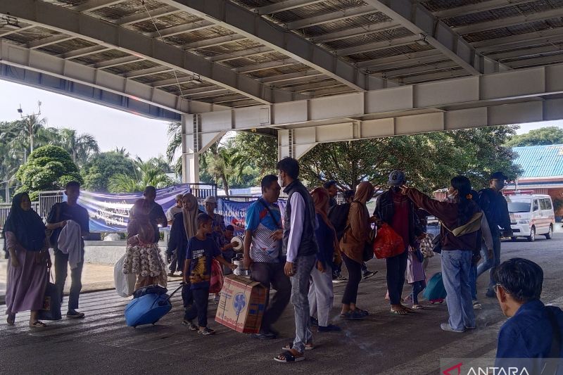 Pemudik pejalan kaki di Bakauheni ramai