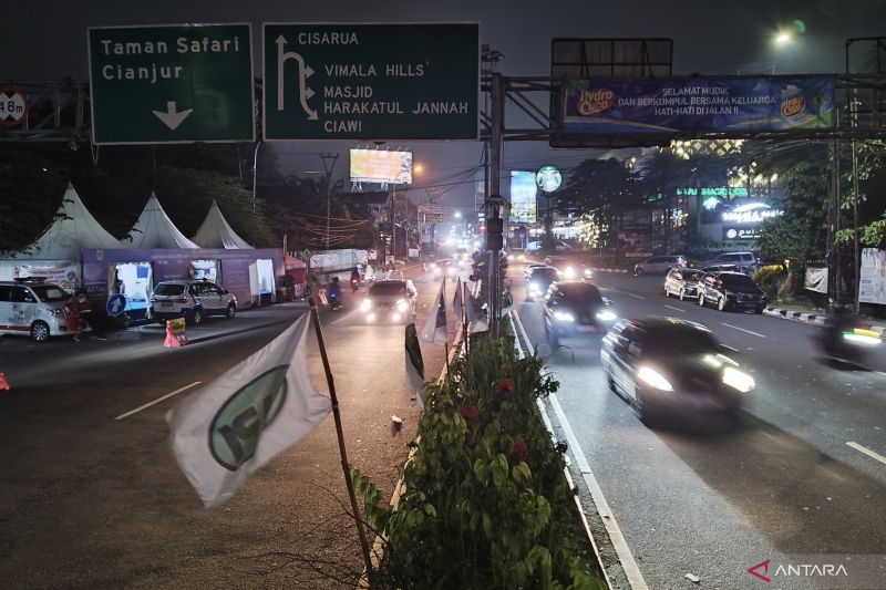 Lebih dari 10 jam memberlakukan rekayasa satu arah dari Puncak ke arah Jakarta