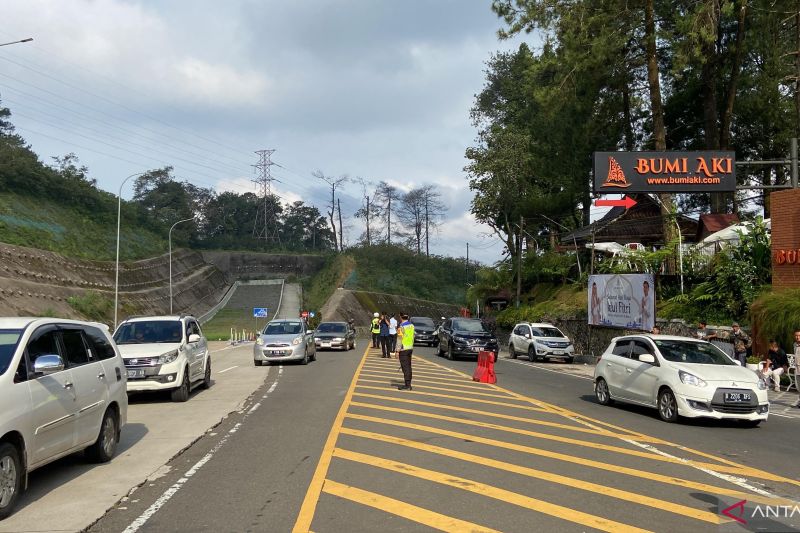 Sistem satu arah mengurai antrean kendaraan di Puncak Cianjur