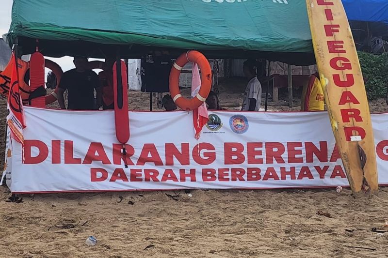 Petugas Balawista disiagakan di objek wisata pantai di Garut