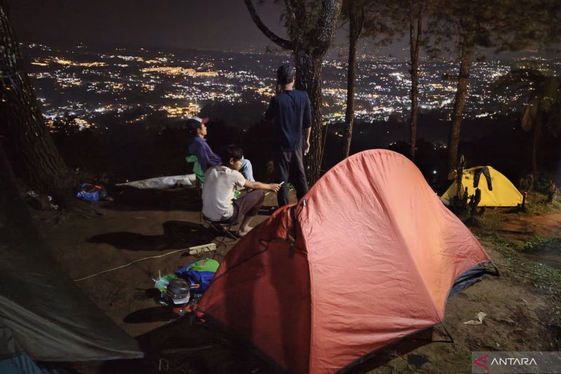 Berkemah di perbukitan Puncak Bogor menjadi pilihan warga menghabiskan libur Lebaran