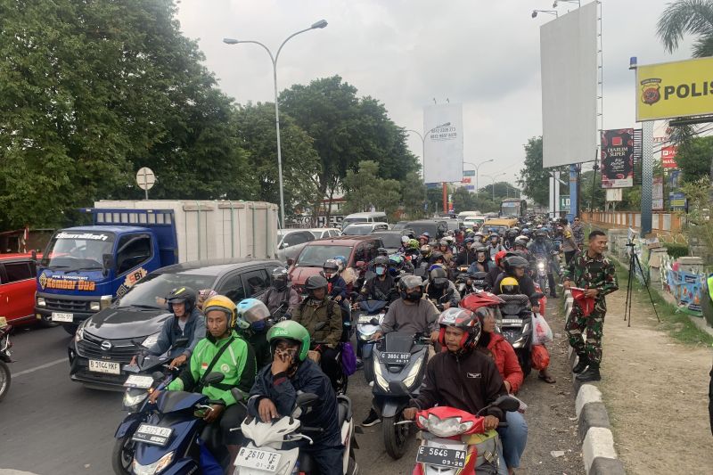 20.000 lebih pemudik bersepeda motor lintasi Kota Cirebon saat arus balik