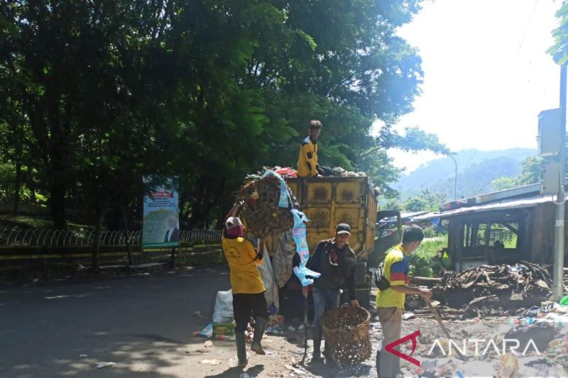 Usai libur Lebaran DLH Sukabumi lakukan aksi bersih pantai