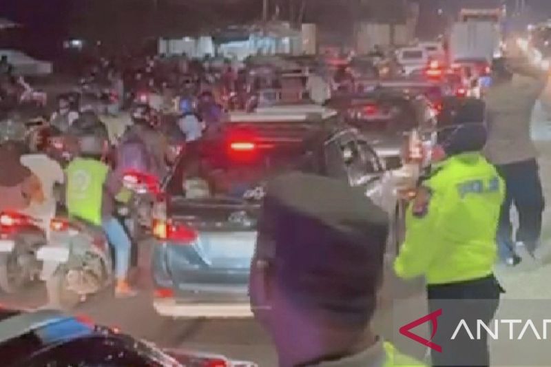 Pemilir ke Jakarta menyemut di Pantura hingga jalan arteri Karawang