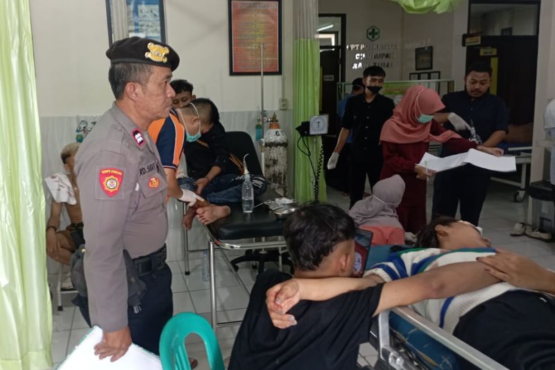 Polisi evakuasi korban kecelakaan di jalur wisata Gunung Papandayan Garut