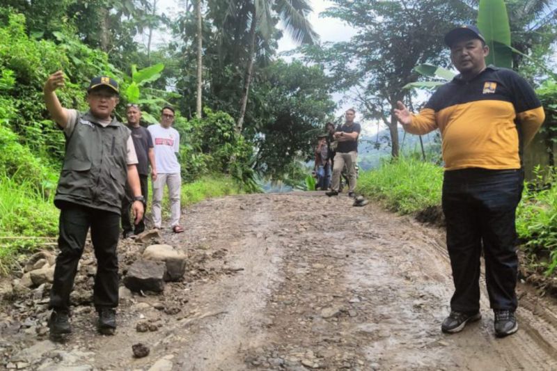 Pemkab Kuningan alokasikan dana Rp8 miliar untuk perbaikan jalan desa