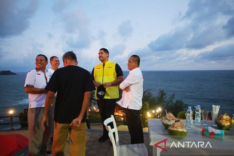 Kunjungi Pantai Menganti, Menpora Dito: Bagus buat kejuaraan "surfing"