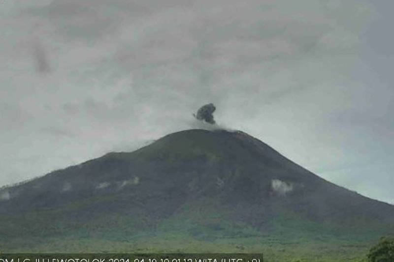 Gunung Ile Lewotolok erupsi sembilan kali sejak siang hingga petang