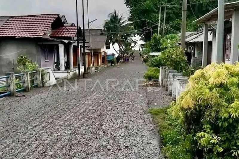 Foto - Material abu Vulkanik Gunung Ruang di jalan raya