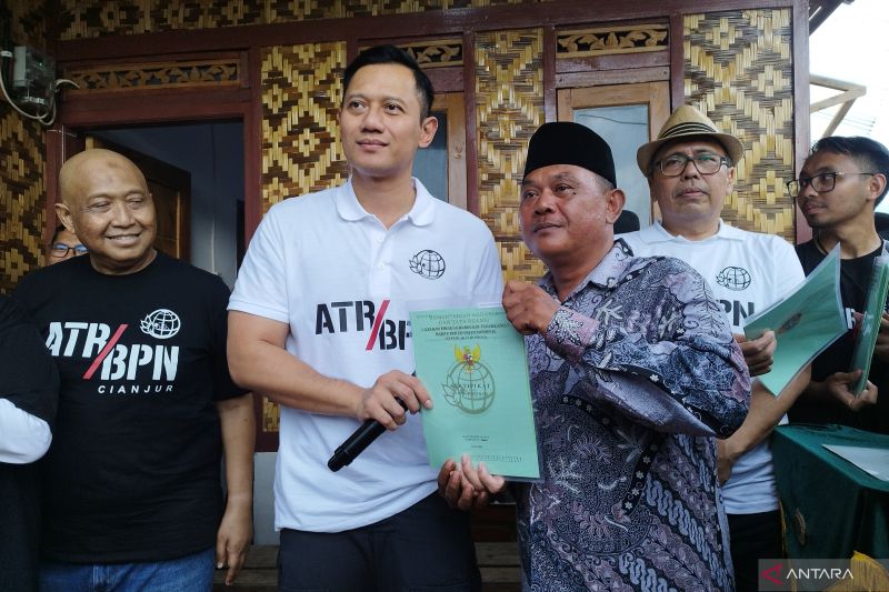 AHY serahkan 55 sertifikat hasil konsolidasi tanah kepada warga terdampak gempa Cianjur