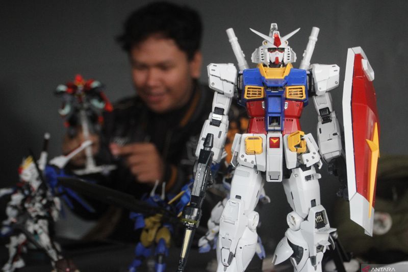 Kontes robot mainan Gundam