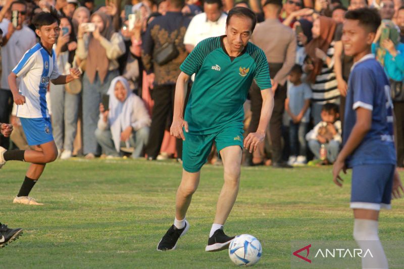 Presiden Joko Widodo bermain bola di Gorontalo