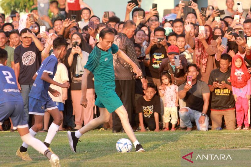 Presiden Joko Widodo bermain bola di Gorontalo