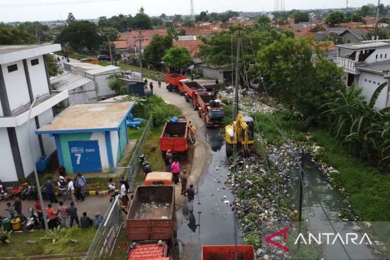 Pemkab Bekasi mengangkut sampah sepanjang 1,5 kilometer dari Kali Pasir