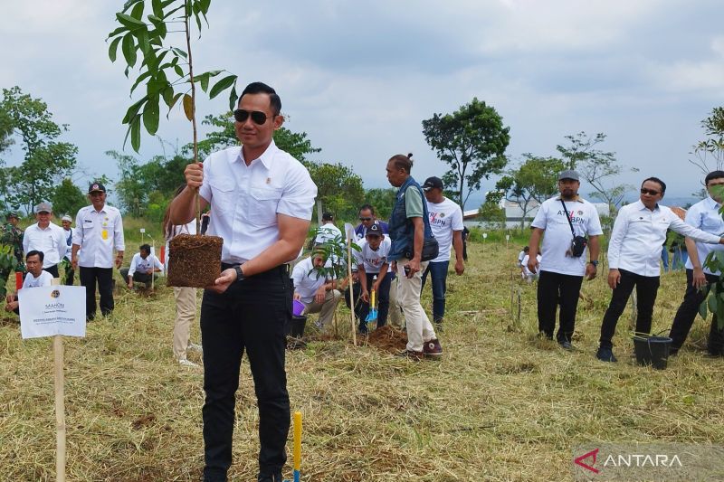 AHY beri izin warga Ciawi Bogor kelola 250 hektare lahan hasil redistribusi