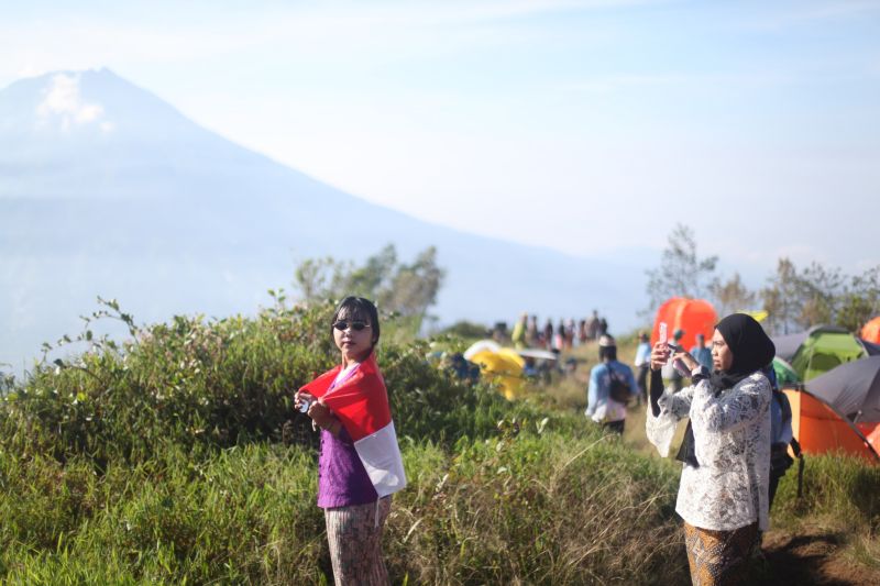100 perempuan bersama Eiger rayakan Hari Kartini di Gunung Kembang