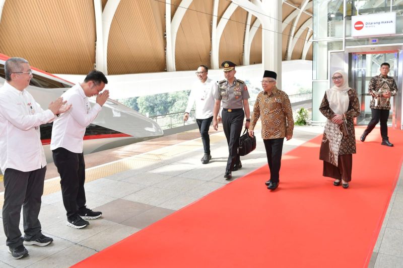 Wapres Ma'ruf Amin ke Bandung saksikan pengukuhan KDEKS  Jabar dan hadiri Rakornas PB