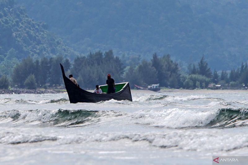 Dua nelayan di Aceh diselamatkan setelah kapal terbalik dan karam