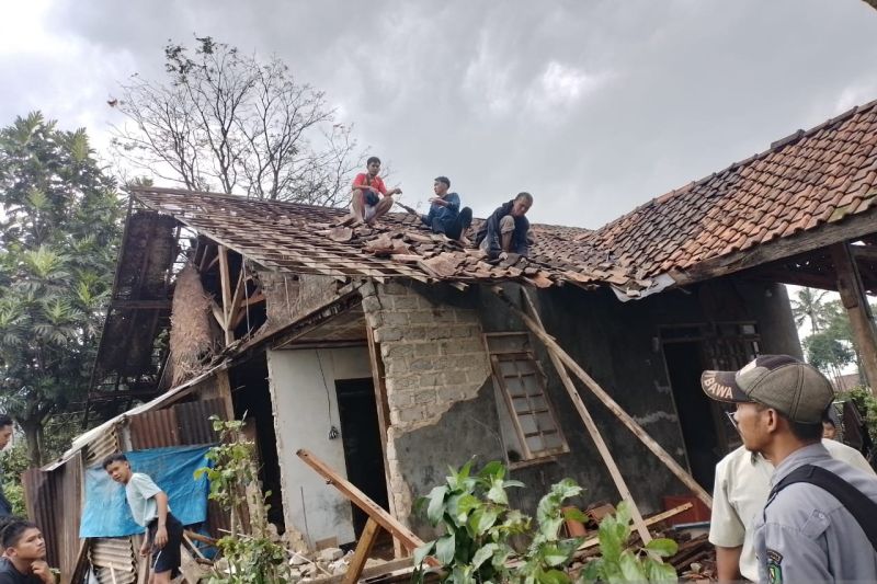 61 rumah rusak akibat puting beliung di Cimaung Bandung