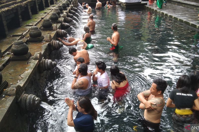 Mengenal Melukat, ritual pembersihan diri dan memuliakan air di Bali