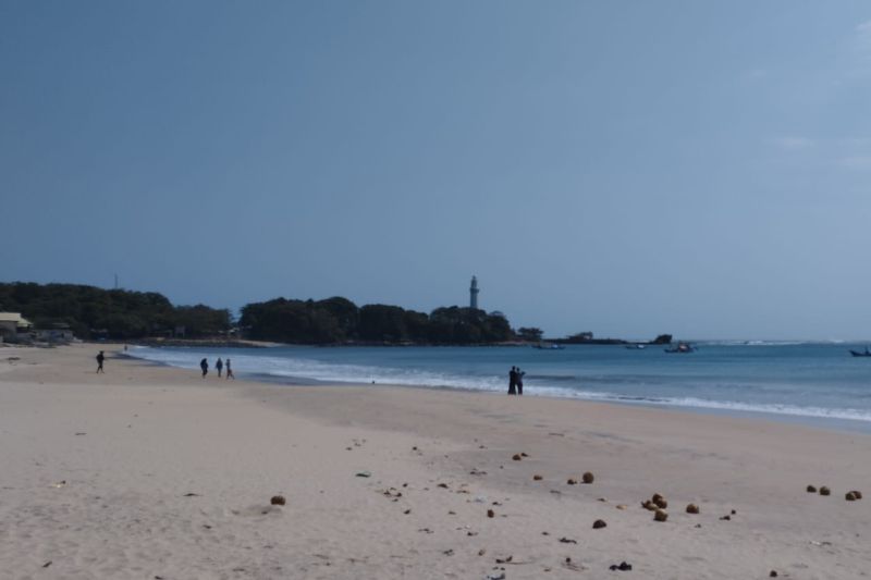 Aktivitas warga pesisir dan wisatawan di pantai di Garut kembali normal setelah gempa