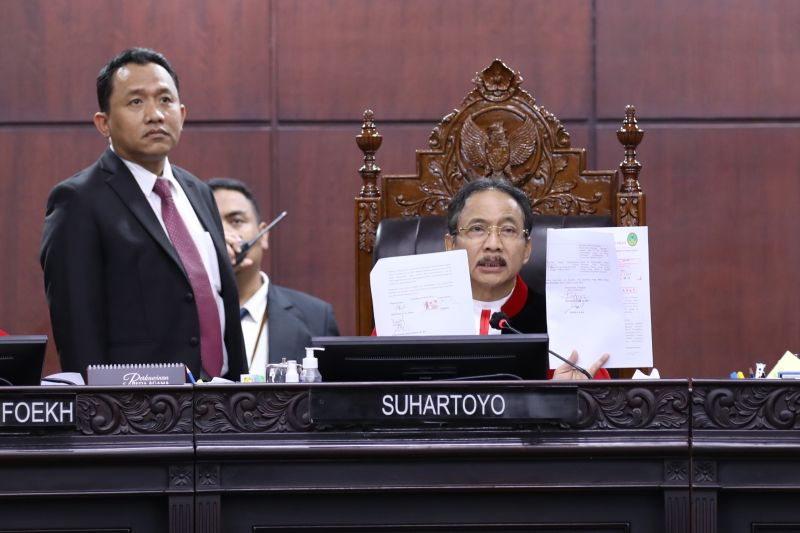 Ketua MK Suhartoyo sempat pertanyakan tanda tangan yang berbeda