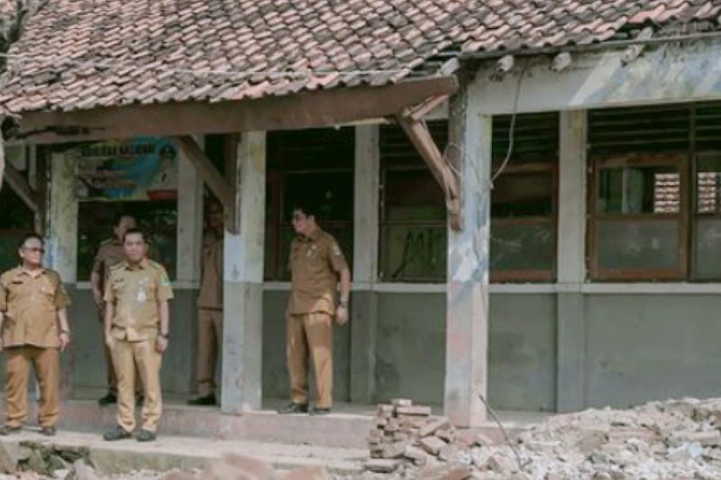 Bangunan SDN II Margamulya Karawang rusak parah tidak pernah diperbaiki sejak 1993