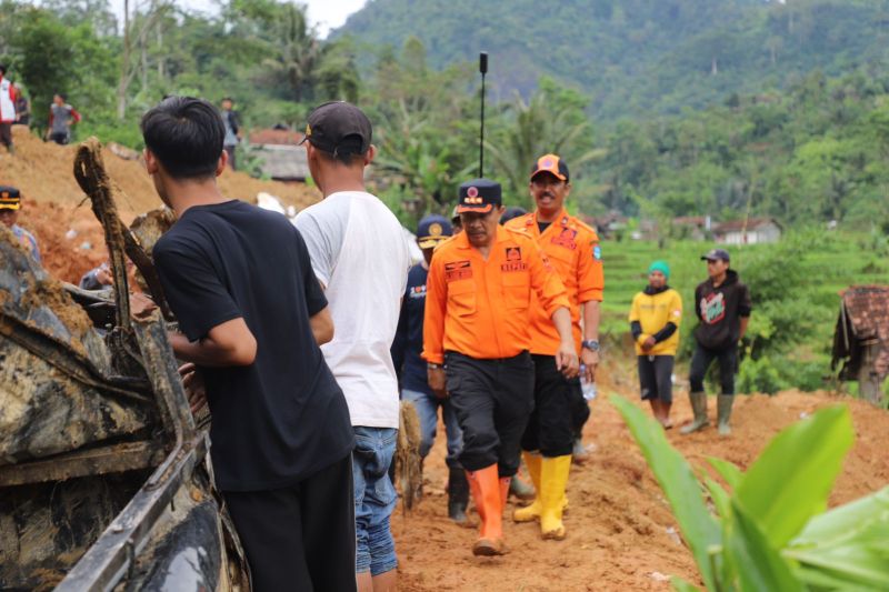 Pemkab Garut salurkan bantuan logistik untuk korban longsor dan tanah bergerak