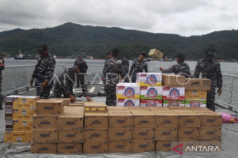 Foto - TNI AL distribusikan bantuan bencana untuk warga di Sitaro