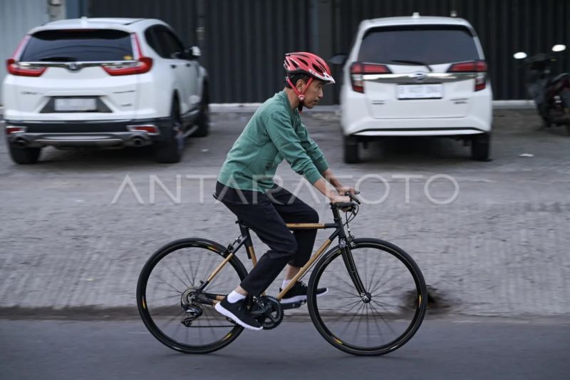 Foto-foto Presiden bersepeda di Mataram