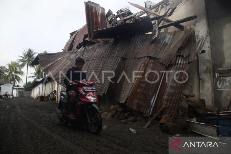 Foto - 3.614 unit rumah warga di Tagulandang rusak