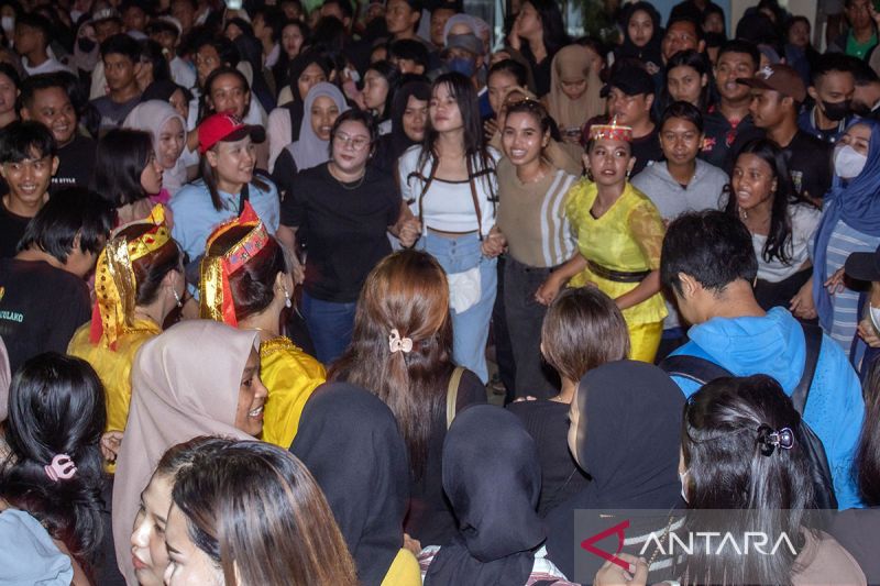 Menari Dero Massal di Palu