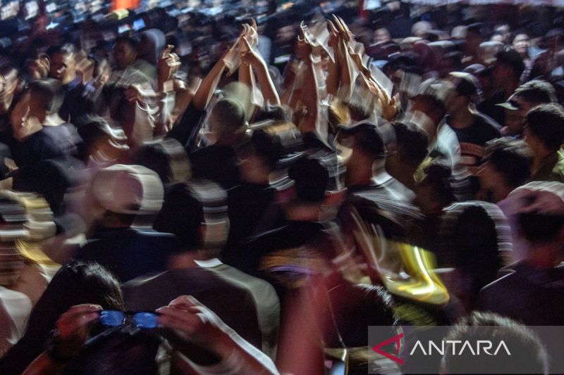 Menari Dero Massal di Palu